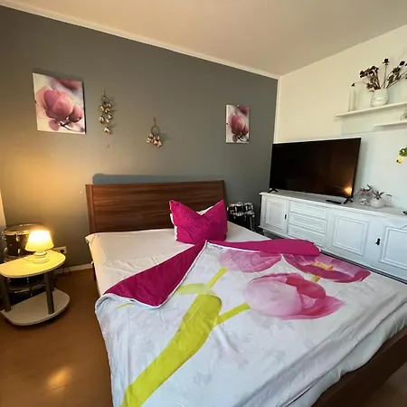 Schoenes Haus Mit 3 Zimmern Kueche Bad & Wohnzimmer 2 Parkplaetze * Hannover