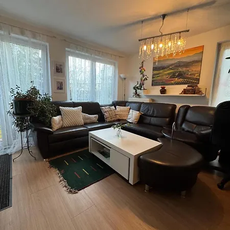 Schönes Haus Mit 3 Zimmern Küche Bad&wohnzimmer 2 Parkplätze