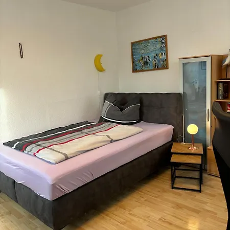 Schönes Haus Mit 3 Zimmern Küche Bad&wohnzimmer 2 Parkplätze *