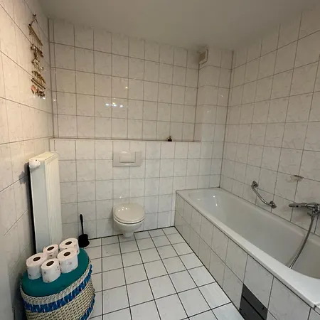 Apartment Schönes Haus Mit 3 Zimmern Küche Bad&wohnzimmer 2 Parkplätze