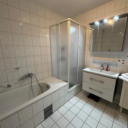 Apartment Schönes Haus Mit 3 Zimmern Küche Bad&wohnzimmer 2 Parkplätze