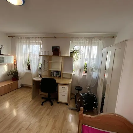 Schoenes Haus Mit 4 Schlafzimmer Kueche Bad Wc & Wohnzimmer 2 Parkplaetze *